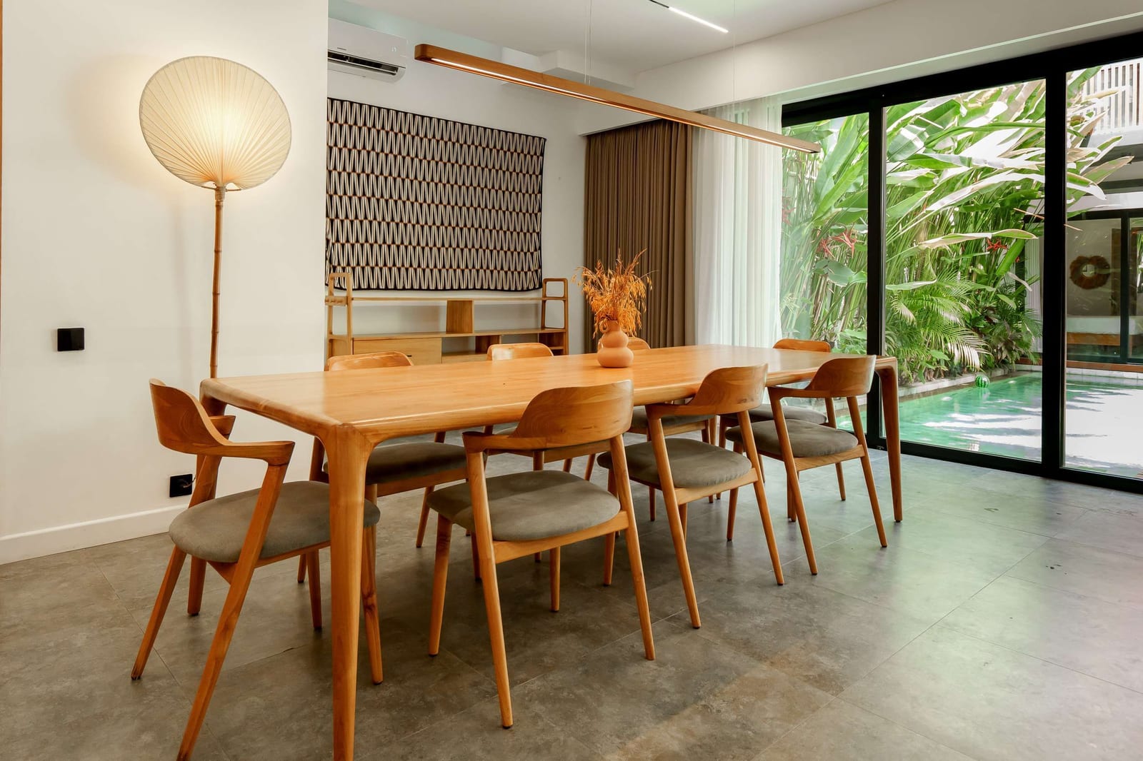 Spacious 4 bed villa with roof deck in Batu Bolong, photo 3