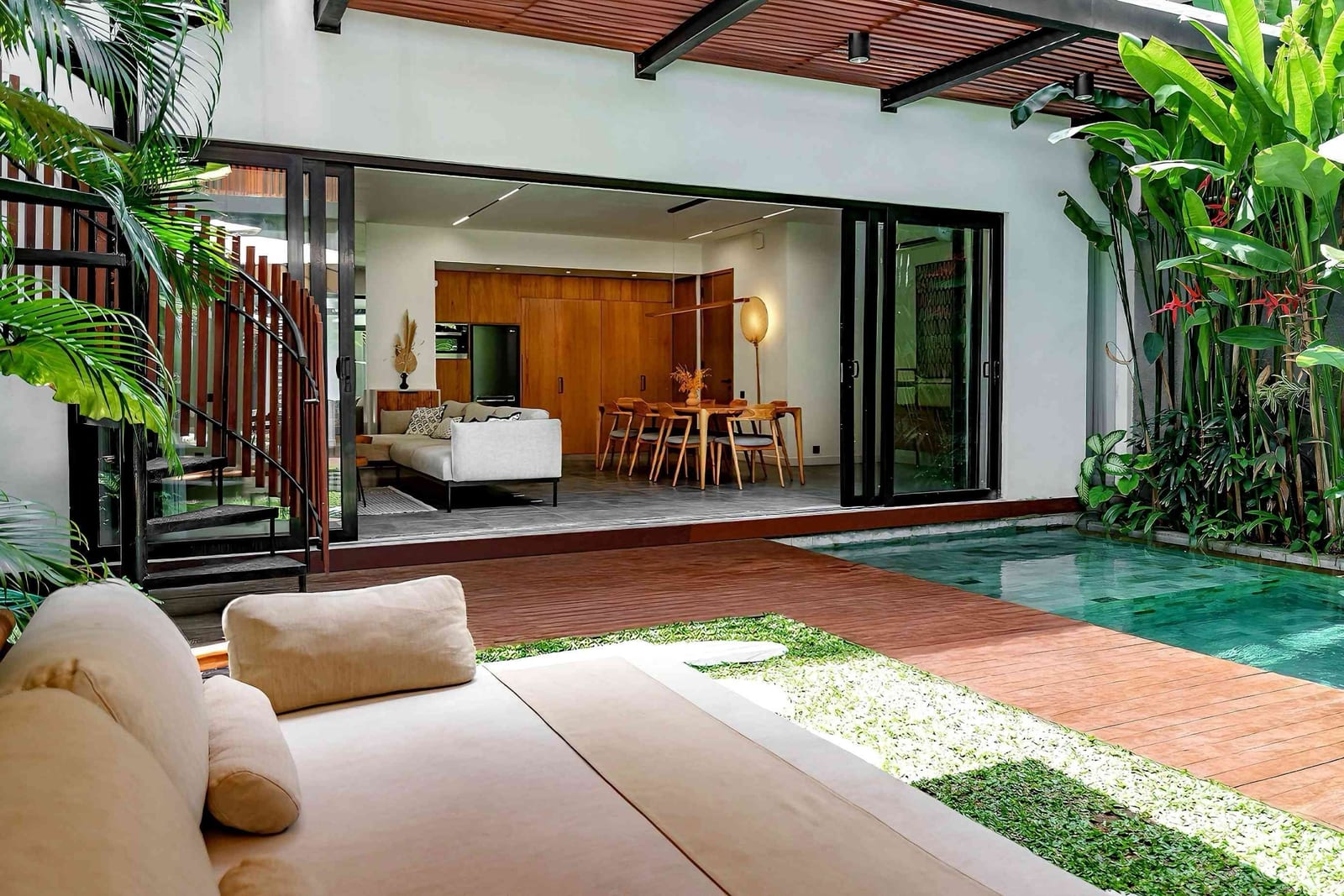 Modern 4 bed roof terrace villa in Batu Bolong, photo 1