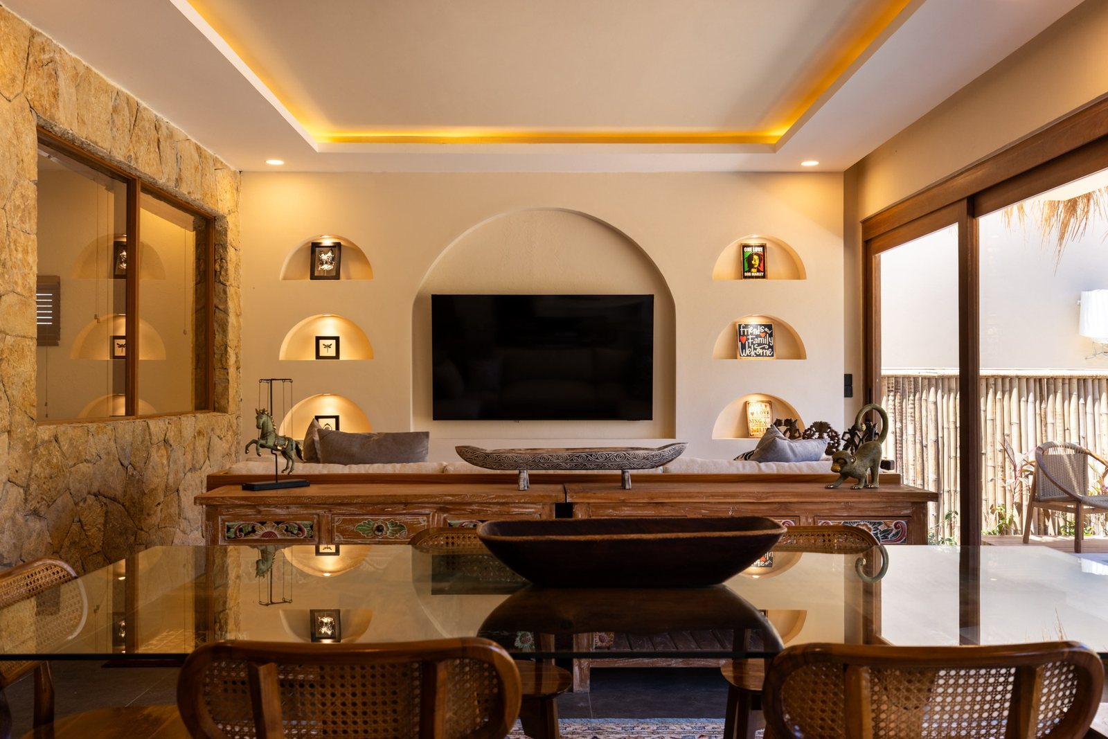 2 bed pool villa, Kuta Lombok, the dining table and arched niches