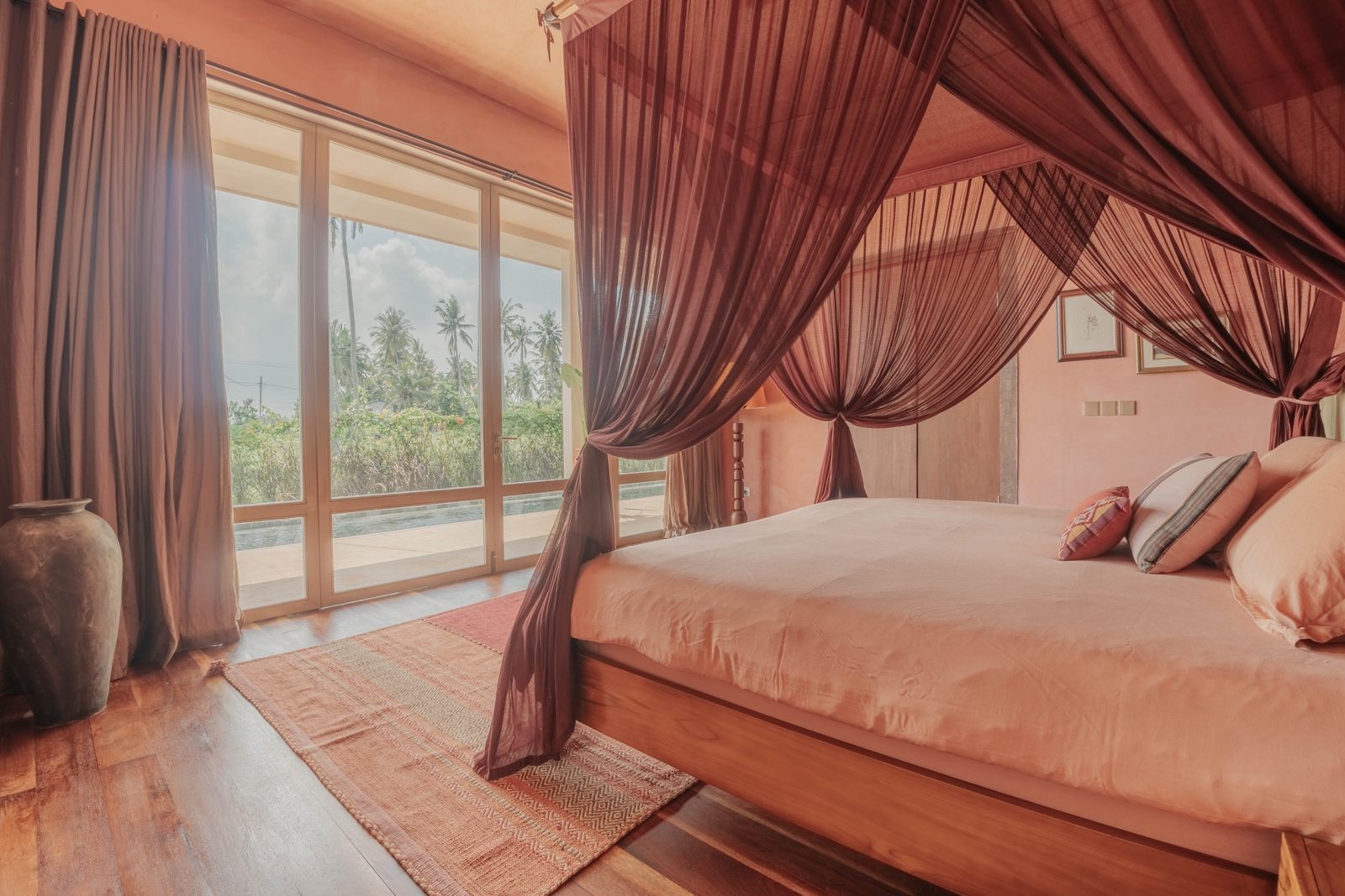 3 bed pool villa, Pangkung Tibah, the pink main bedroom and its canopy bed