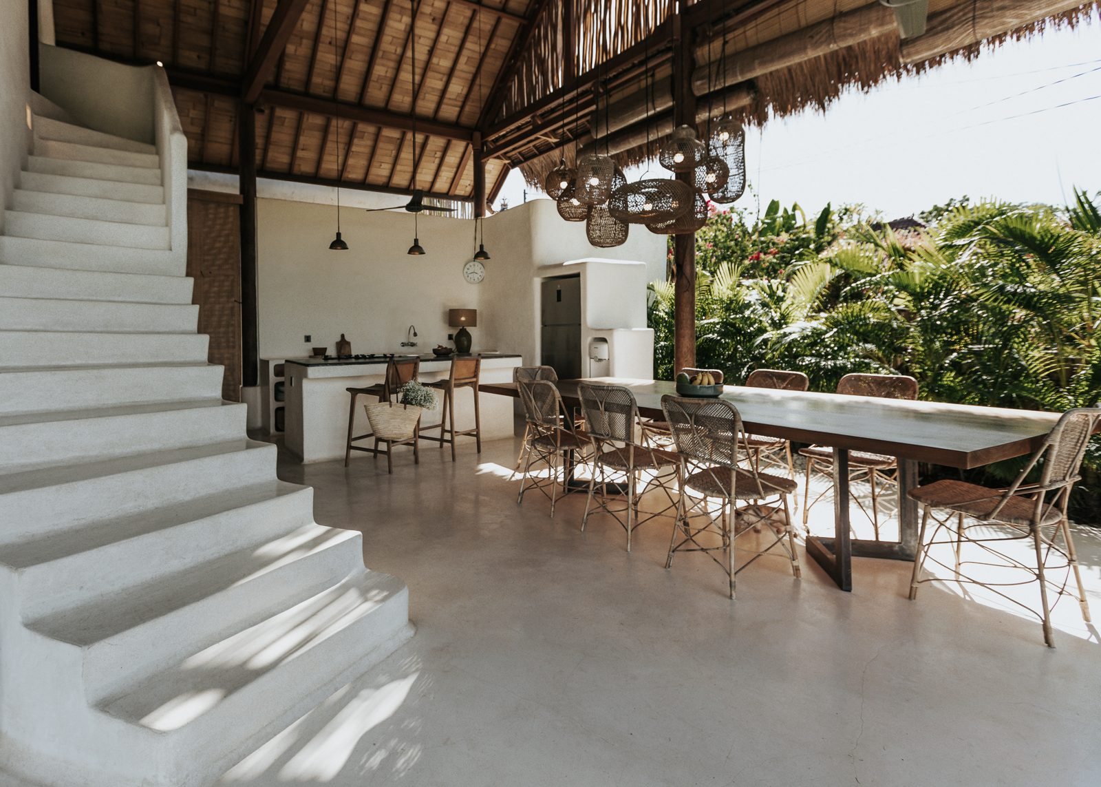 4 bed villa, Seseh, the open living and dining room under the thatched roof